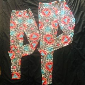 Mother/daughter matching floral leggings.